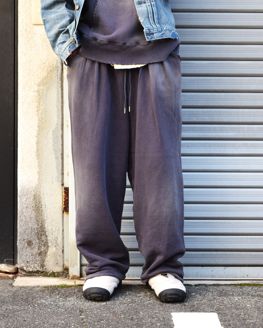 ANACHRONORM フェイデッド タック ワイド スウェットパンツ パープル | 30/10裏毛 硫化染め サステナブルブリーチ ダメージ加工 フロントタック ウエストゴム 日本製