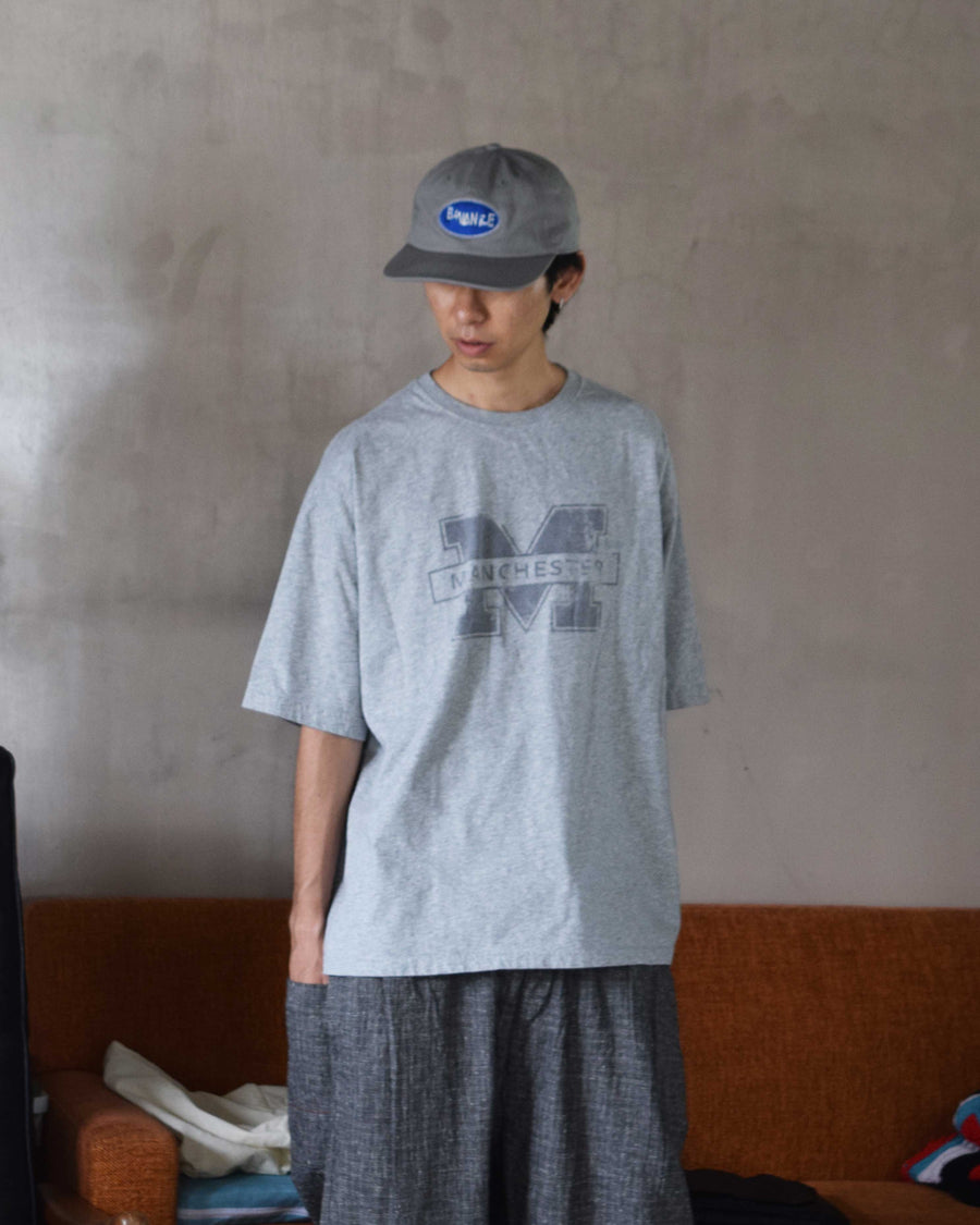 ANACHRONORM マンチェスター プリント ショートスリーブTシャツ アッシュグレー | 5.6oz 天竺 ヘビーウェイト ワンウォッシュ グラデーションプリント 90sカルチャー