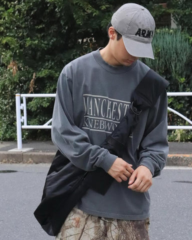 ANACHRONORM スーベニア ロングスリーブTシャツ ブラック | 7.5oz オープンエンド糸 顔料染め マンチェスター ネブワース 90sカルチャー