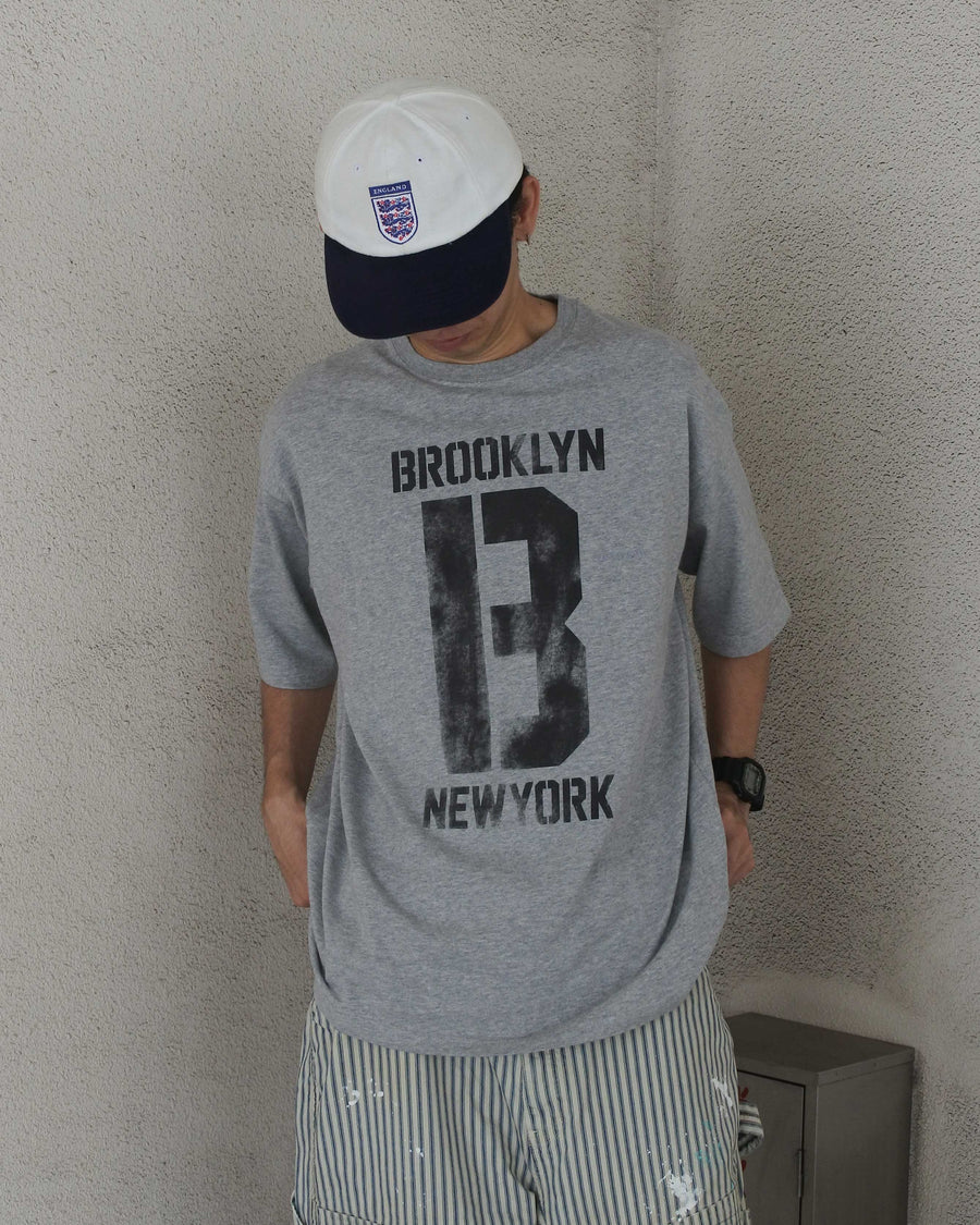 ANACHRONORM ブルックリン プリント ショートスリーブTシャツ アッシュグレー | 5.6oz 天竺 ヘビーウェイト ワンウォッシュ カスレ刷り ステンシルアート