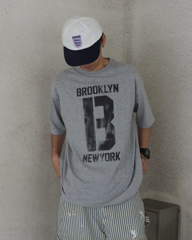 ANACHRONORM ブルックリン プリント ショートスリーブTシャツ アッシュグレー | 5.6oz 天竺 ヘビーウェイト ワンウォッシュ カスレ刷り ステンシルアート