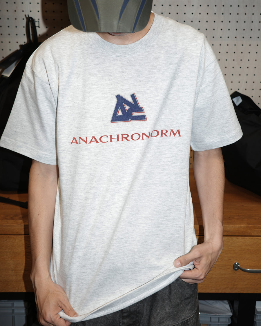 ANACHRONORM リワインドカルチャー ショートスリーブTシャツ アッシュグレー | 6.2oz 天竺 コーマ糸 グラフィックプリント 90s音楽カルチャー