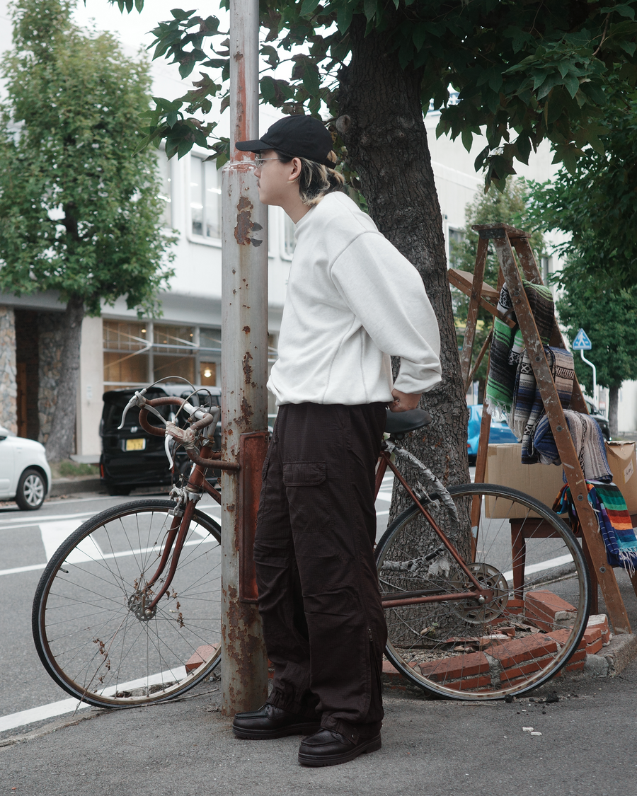 ANACHRONORM ナイロン リップストップ イージーパンツ ブラウン | ナイロンリップストップ 特殊染色 サイドジップ 裾幅可変 軽量 一点一点 