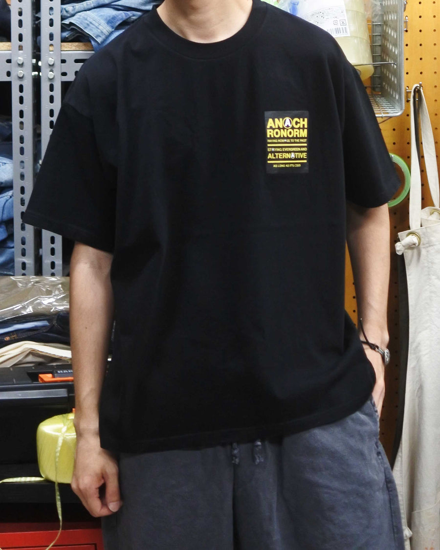 ANACHRONORM ステッカーモチーフ プリント ショートスリーブTシャツ ブラック | ステイフレッシュコットン 抗菌防臭 抗ウイルス ワンウォッシュ 音楽グループ 