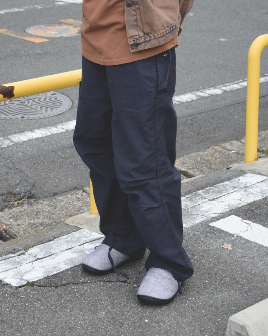ANACHRONORM バックサテン ミリタリーフラップパンツ ネイビー | ムラ糸バックサテン バイオウォッシュ フラップポケット カーゴポケット ドローコード 日本製
