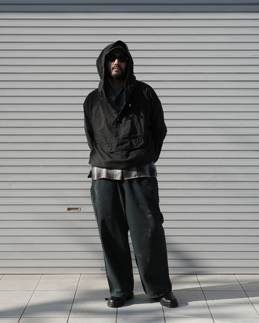 ANACHRONORM ダートワーク ワイド チノトラウザーズ チャコール | チノクロス 2タック ストーンバイオウォッシュ 汚し加工 ドローコード ワイドシルエット 日本製