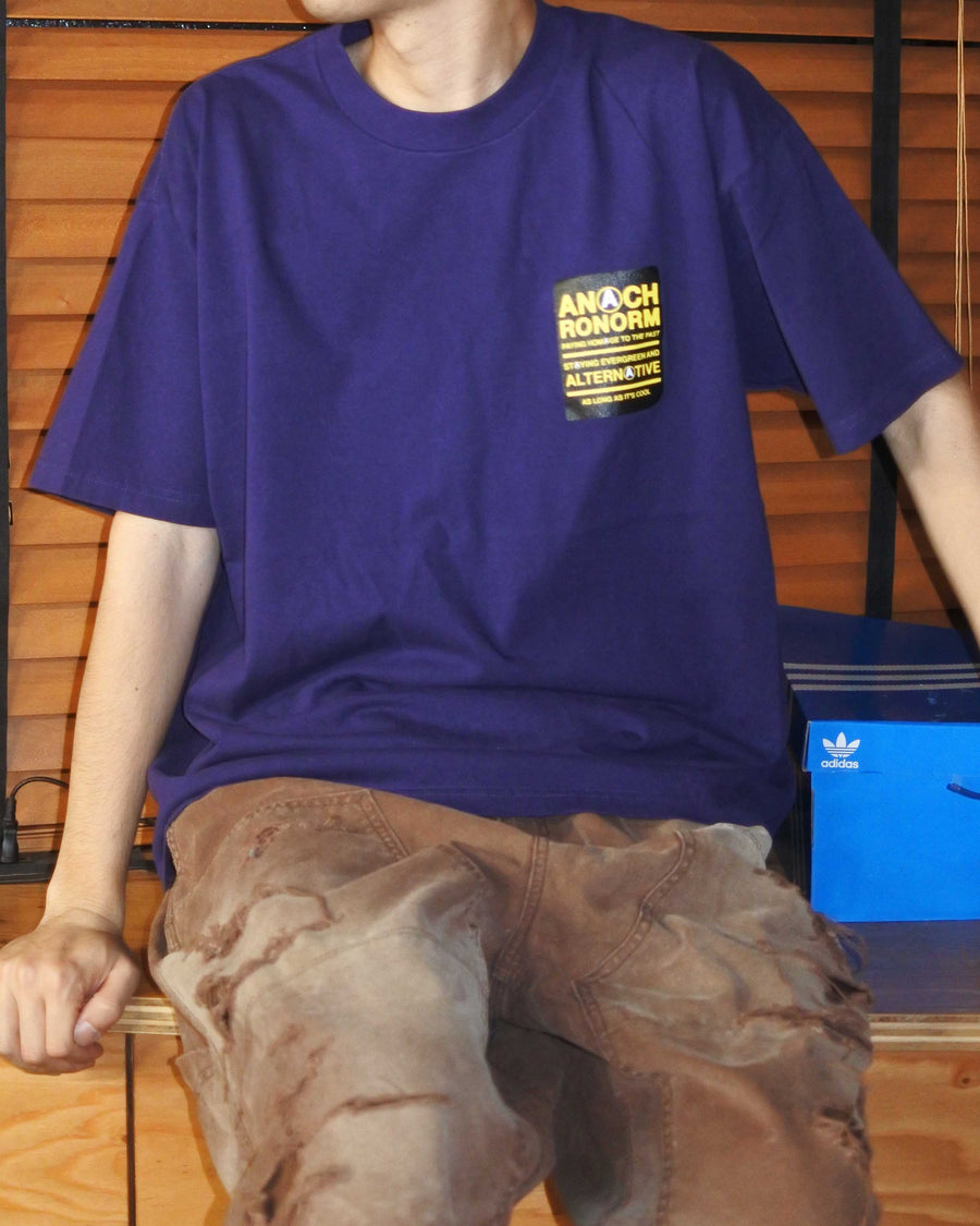 ANACHRONORM ステッカーモチーフ プリント ショートスリーブTシャツ ネイビー | ステイフレッシュコットン 抗菌防臭 抗ウイルス ワンウォッシュ 音楽グループ
