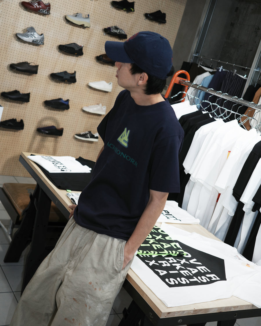 ANACHRONORM リワインドカルチャー ショートスリーブTシャツ ネイビー | 6.2oz 天竺 コーマ糸 グラフィックプリント 90s音楽カルチャー