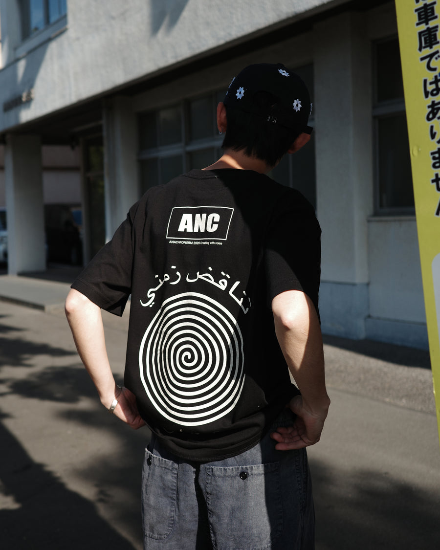 ANACHRONORM ヴォルテックス プリント 半袖Tシャツ ブラック | 90年代 音楽カルチャー グラフィック 渦 コットン100%