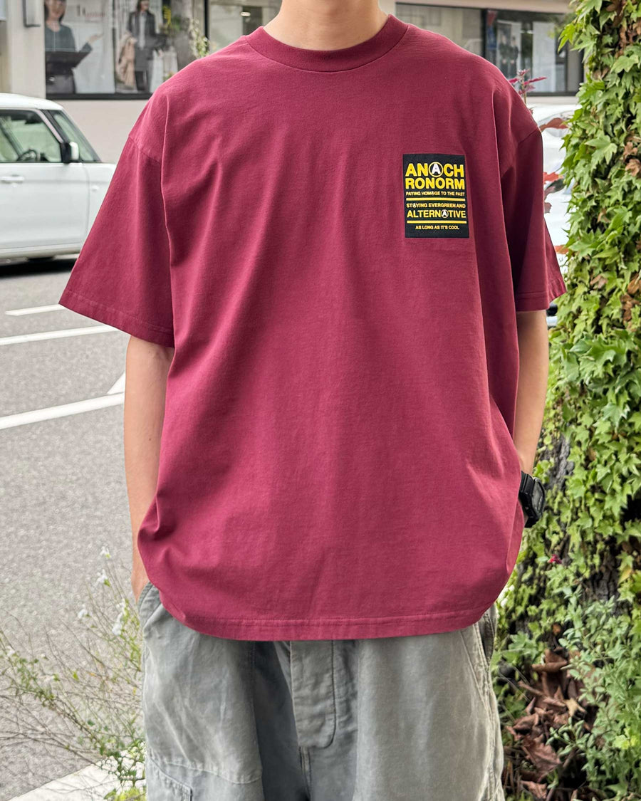 ANACHRONORM ステッカーモチーフ プリント ショートスリーブTシャツ バーガンディ | ステイフレッシュコットン 抗菌防臭 抗ウイルス ワンウォッシュ 音楽グループ