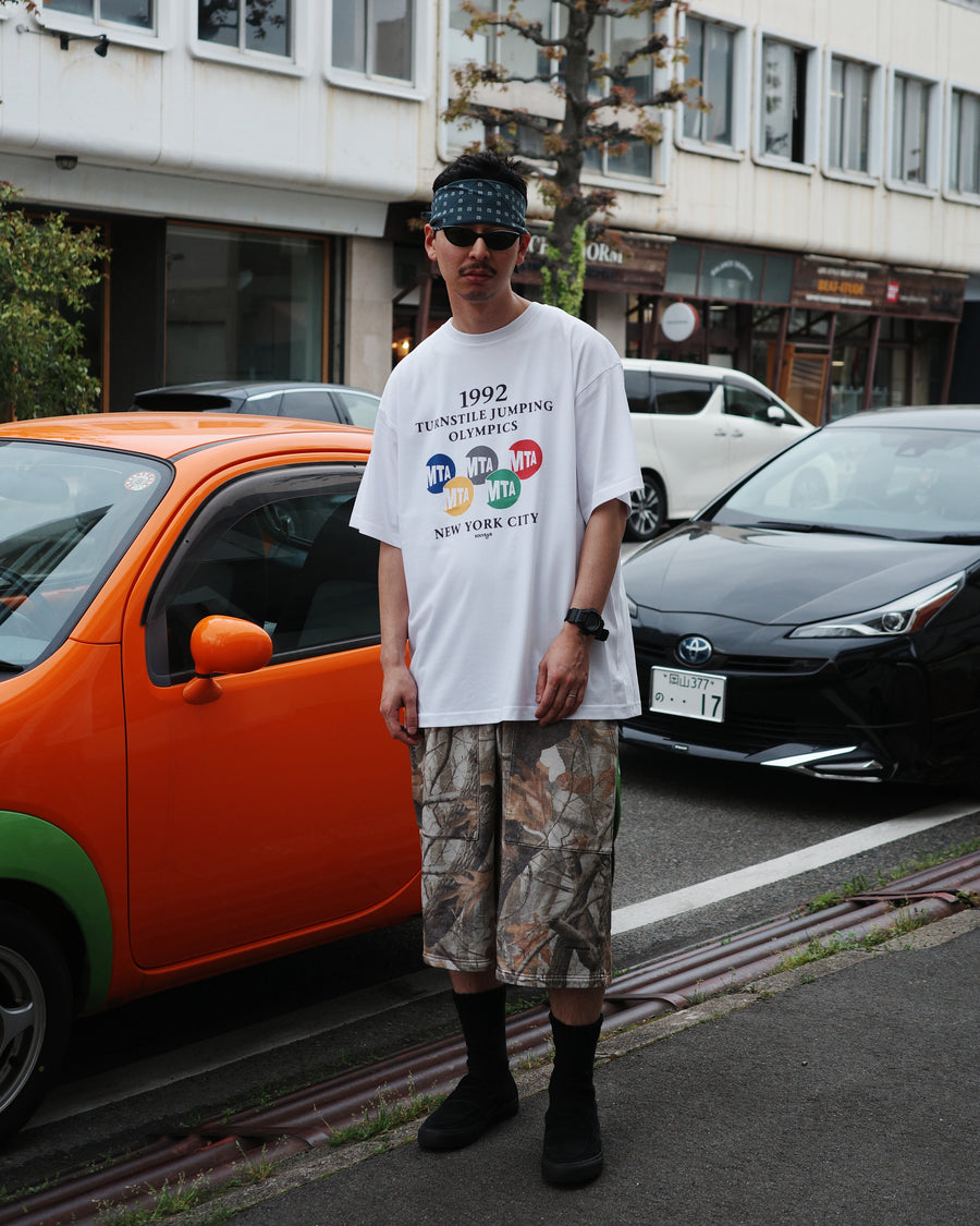 ANACHRONORM × Souvenyr NYC ジャンピング 半袖Tシャツ ホワイト | コラボグラフィック ニューヨーク コットン100%
