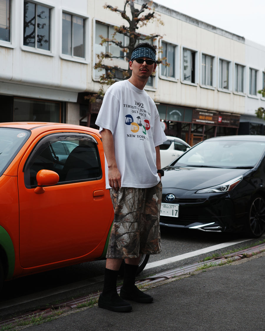 ANACHRONORM × Souvenyr NYC ジャンピング 半袖Tシャツ ホワイト | コラボグラフィック ニューヨーク コットン100%