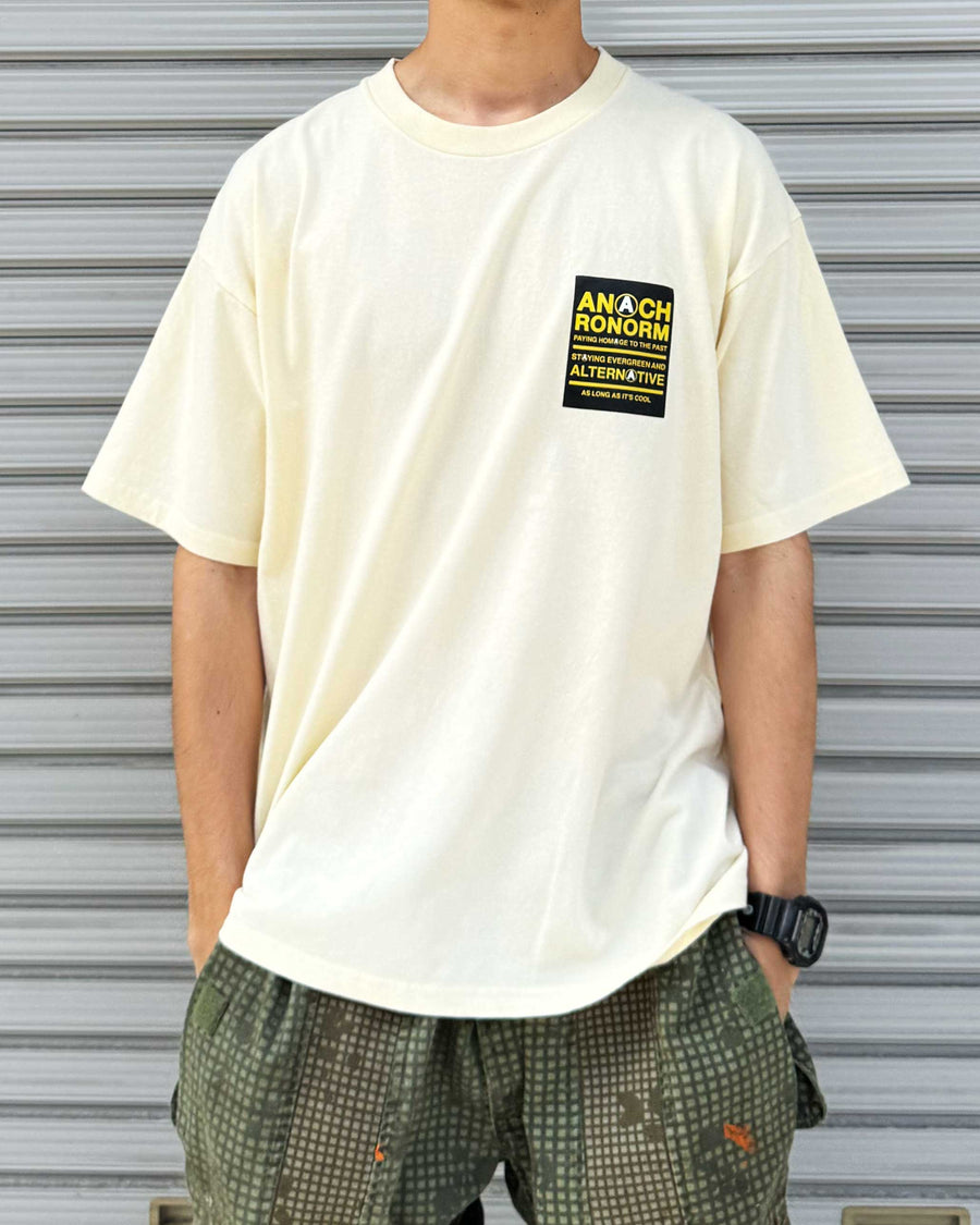 ANACHRONORM ステッカーモチーフ プリント ショートスリーブTシャツ ベージュ | ステイフレッシュコットン 抗菌防臭 抗ウイルス ワンウォッシュ 音楽グループ