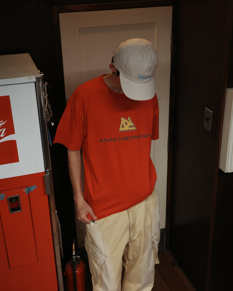 ANACHRONORM リワインドカルチャー ショートスリーブTシャツ レッド | 6.2oz 天竺 コーマ糸 グラフィックプリント 90s音楽カルチャー
