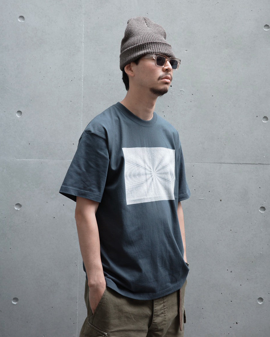 ANACHRONORM ソニックフォーム プリント 半袖Tシャツ スティール | 90年代 音楽カルチャー 音波 グラフィック コットン100%