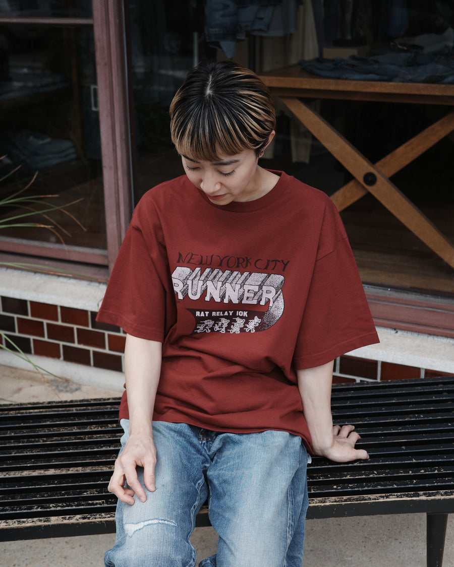 ANACHRONORM × Souvenyr NYC ランニング 半袖Tシャツ バーガンディ | コラボグラフィック ヴィンテージ ニューヨーク コットン100%