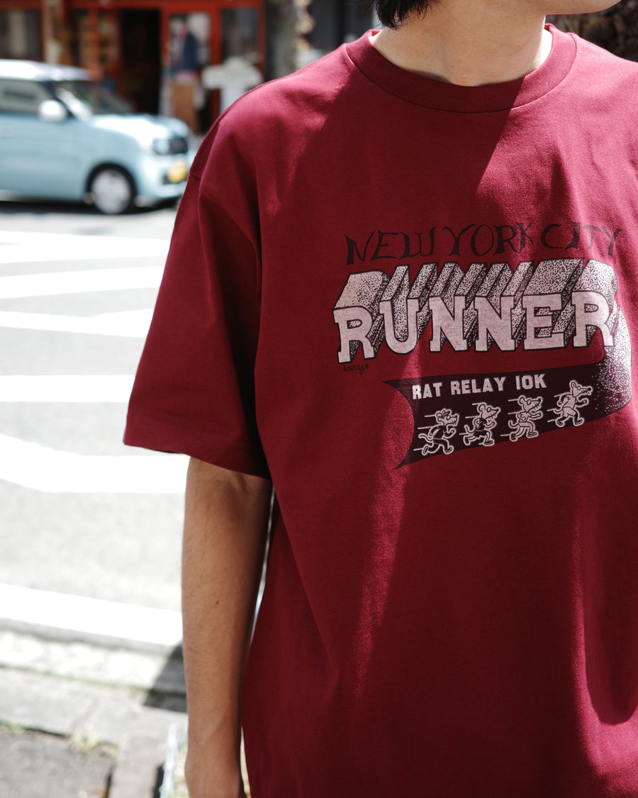 ANACHRONORM × Souvenyr NYC ランニング 半袖Tシャツ バーガンディ | コラボグラフィック ヴィンテージ ニューヨーク コットン100%