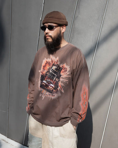 ANACHRONORM フレームスリーブ グラフィック ロングスリーブTシャツ ダスティブラウン | 5.6ozコーマ天竺 アメリカンカルチャーモチーフ 特殊染色 変色加工 一点一点