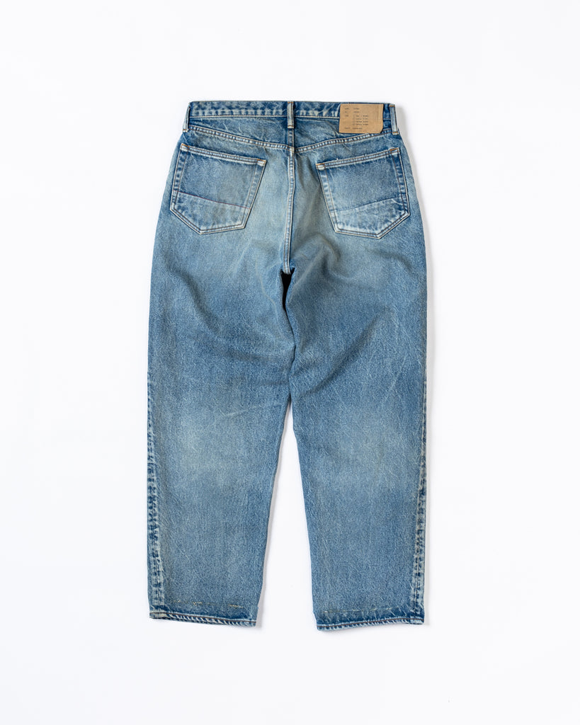 1985年登場のLEVIS 550をベースにリファインしたワイドテーパードパンツ。14ozの「ハチマル」デニムを再現し、10年間の着用を想定した淡色エイジングを施しました。ダメージリペアと最終工程の汚し加工を加えることで、長年穿き込まれたヴィンテージの風格をリアリティたっぷりに表現。空紡糸のドライな質感と、徹底したリメイクが光る一着です。

Wide tapered pants refined from the 1985 LEVIS 550, made from 14oz "Hachimaru" denim. The "Ten Year" finish delivers a heavily faded light blue, enhanced by meticulous repairs and a final "dirt" tint. These remade pants capture a decade of rugged use, blending a dry-touch texture with a profound, authentic vintage character.