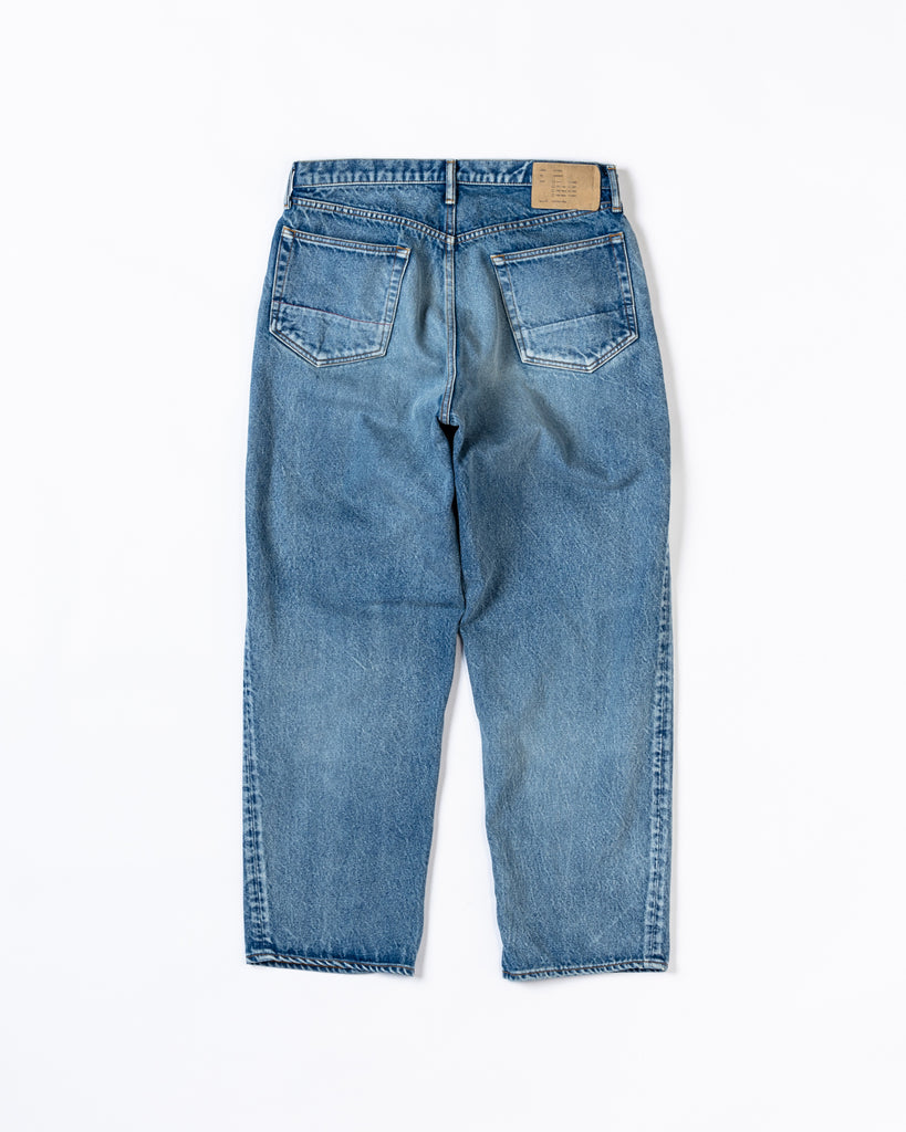 1985年登場のLEVIS 550をベースにリファインしたワイドテーパードパンツ。耳なし移行期の「ハチマル」デニムを再現した14ozの肉厚でフラットな生地を使用しました。10年間のハードな着用を想定した加工により、全体が淡く色落ちしたヴィンテージさながらの表情を追求。空紡糸のドライな質感と、時の流れを感じさせる淡いブルーが魅力の一本です。Wide tapered pants refined from the 1985 LEVIS 550. Crafted from 14oz "Hachimaru" denim with a distinctively flat texture. The "Ten Year" aging finish achieves a heavily faded, light-blue tone with bold wear patterns, replicating a decade of frequent use. 