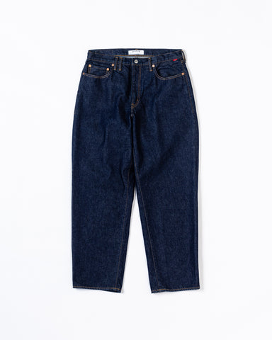 1985年登場のLEVIS 550をベースに、現代的にリファインしたワイドテーパードの5Pパンツ。耳なし移行期の「ハチマル」デニムを忠実に再現し、あえてムラを抑えたフラットな表情が特徴です。14ozのしっかりとした肉感と空紡糸特有のドライな質感を、ワンウォッシュで仕上げたクリーンかつタフな一本です。

Wide tapered 5P pants refined from the classic 1985 LEVIS 550. The 14oz "Hachimaru" denim reproduces the era's transition to non-selvedge fabric, offering a distinctively flat texture compared to earlier slubby vintages. This one-wash edition highlights the dry touch of open-end yarn and a sturdy weight, blending 80s heritage with modern style.
