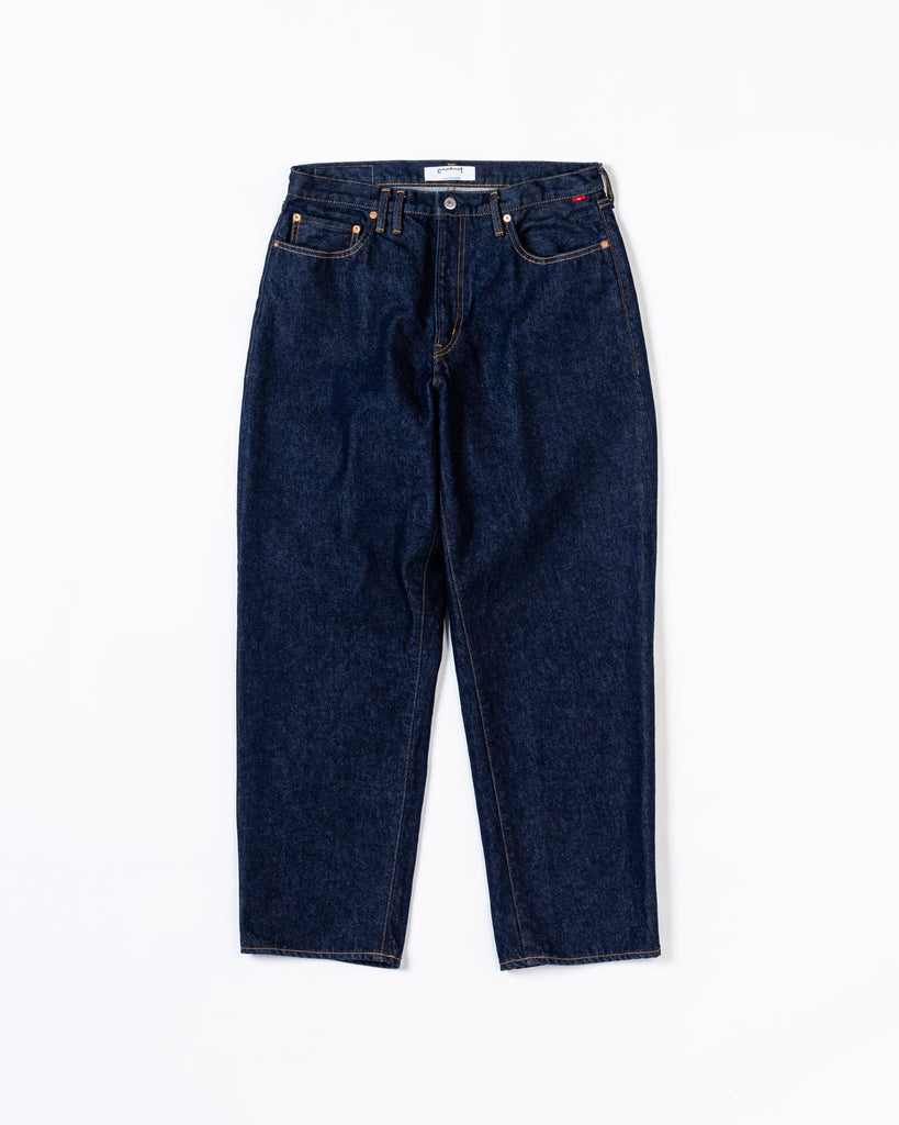 1985年登場のLEVIS 550をベースにリファインしたワイドテーパードパンツ。耳なし移行期の「ハチマル」デニムを再現し、14ozの肉厚でフラットな表情を活かしました。5年間の高頻度な着用を想定した加工により、ダイナミックな色落ちとハードなアタリを表現。80年代の空気感と力強いエイジングが融合した一本です。

Wide tapered pants refined from the 1985 LEVIS 550. Made from 14oz "Hachimaru" denim, reproducing the flat texture of the non-selvedge era. The "Five Year" aging finish delivers heavy fading and bold wear patterns, capturing a rugged, high-frequency use aesthetic. This piece masterfully combines 80s heritage with a powerful, broken-in character.