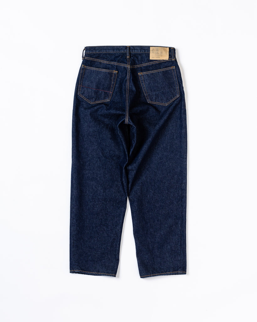 1985年登場のLEVIS 550をベースにリファインしたワイドテーパードパンツ。耳なし移行期の「ハチマル」デニムを再現し、14ozの肉厚でフラットな表情を活かしました。5年間の高頻度な着用を想定した加工により、ダイナミックな色落ちとハードなアタリを表現。80年代の空気感と力強いエイジングが融合した一本です。

Wide tapered pants refined from the 1985 LEVIS 550. Made from 14oz "Hachimaru" denim, reproducing the flat texture of the non-selvedge era. The "Five Year" aging finish delivers heavy fading and bold wear patterns, capturing a rugged, high-frequency use aesthetic. This piece masterfully combines 80s heritage with a powerful, broken-in character.