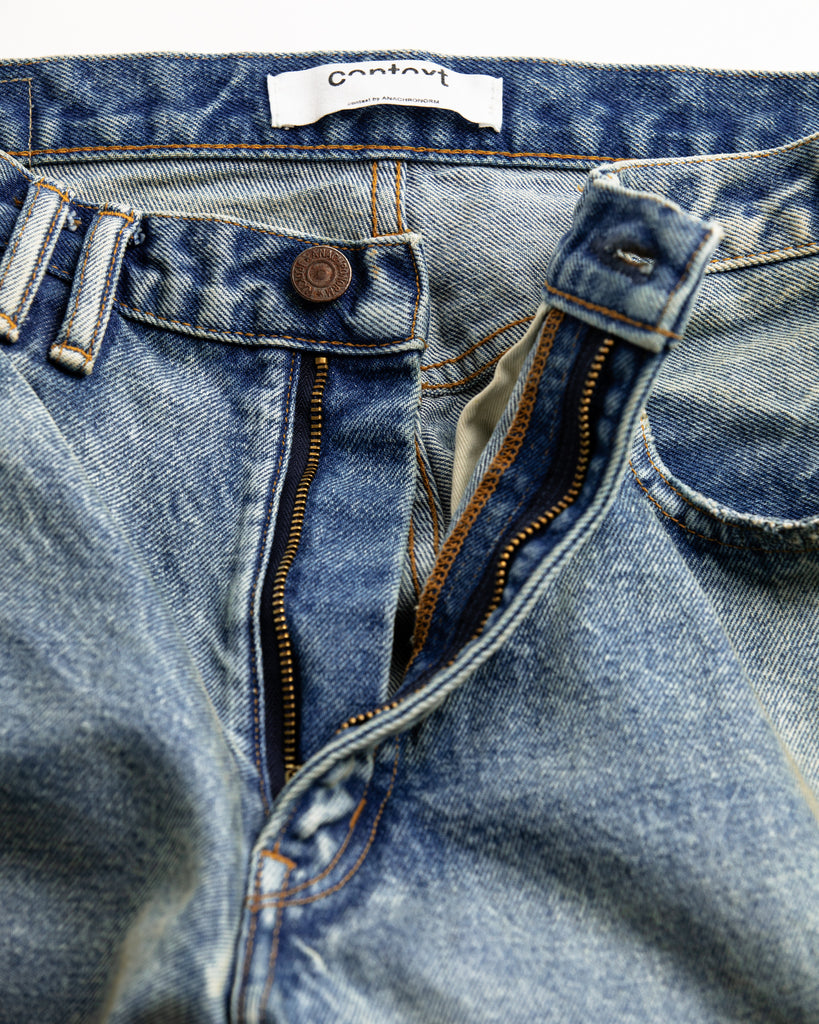 1985年登場のLEVIS 550をベースにリファインしたワイドテーパードパンツ。14ozの「ハチマル」デニムを再現し、10年間の着用を想定した淡色エイジングを施しました。ダメージリペアと最終工程の汚し加工を加えることで、長年穿き込まれたヴィンテージの風格をリアリティたっぷりに表現。空紡糸のドライな質感と、徹底したリメイクが光る一着です。

Wide tapered pants refined from the 1985 LEVIS 550, made from 14oz "Hachimaru" denim. The "Ten Year" finish delivers a heavily faded light blue, enhanced by meticulous repairs and a final "dirt" tint. These remade pants capture a decade of rugged use, blending a dry-touch texture with a profound, authentic vintage character.