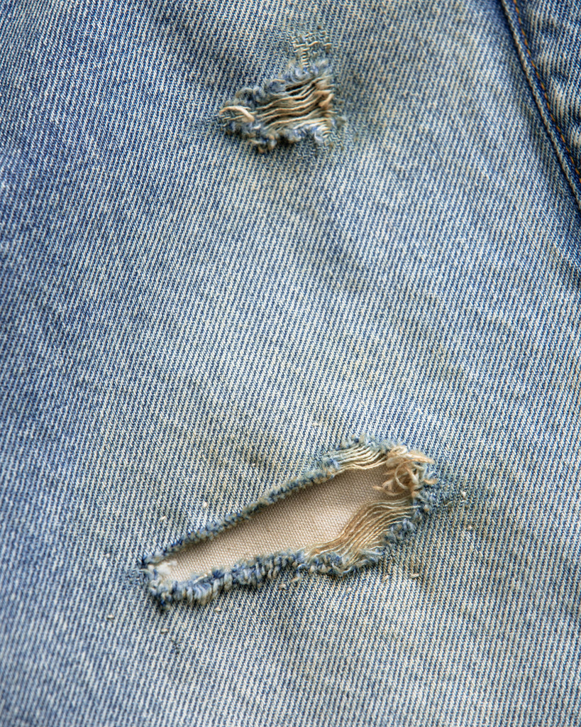 1985年登場のLEVIS 550をベースにリファインしたワイドテーパードパンツ。14ozの「ハチマル」デニムを再現し、10年間の着用を想定した淡色エイジングを施しました。ダメージリペアと最終工程の汚し加工を加えることで、長年穿き込まれたヴィンテージの風格をリアリティたっぷりに表現。空紡糸のドライな質感と、徹底したリメイクが光る一着です。

Wide tapered pants refined from the 1985 LEVIS 550, made from 14oz "Hachimaru" denim. The "Ten Year" finish delivers a heavily faded light blue, enhanced by meticulous repairs and a final "dirt" tint. These remade pants capture a decade of rugged use, blending a dry-touch texture with a profound, authentic vintage character.