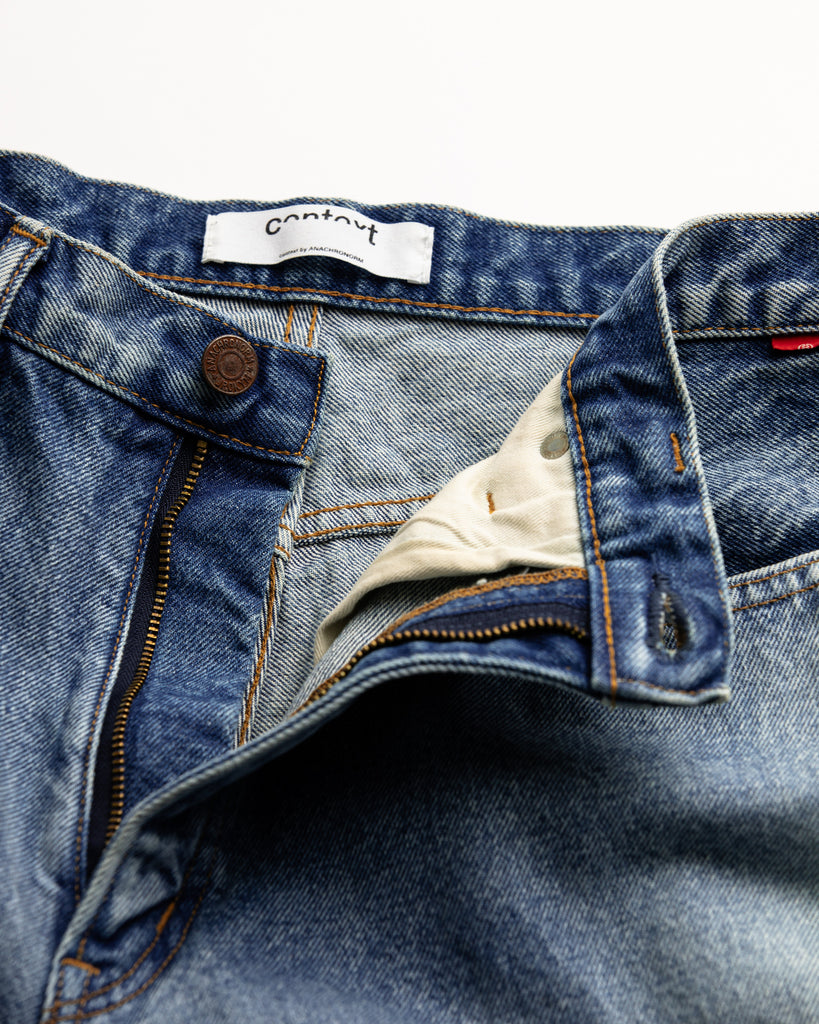 1985年登場のLEVIS 550をベースにリファインしたワイドテーパードパンツ。耳なし移行期の「ハチマル」デニムを再現した14ozの肉厚でフラットな生地を使用しました。10年間のハードな着用を想定した加工により、全体が淡く色落ちしたヴィンテージさながらの表情を追求。空紡糸のドライな質感と、時の流れを感じさせる淡いブルーが魅力の一本です。Wide tapered pants refined from the 1985 LEVIS 550. Crafted from 14oz "Hachimaru" denim with a distinctively flat texture. The "Ten Year" aging finish achieves a heavily faded, light-blue tone with bold wear patterns, replicating a decade of frequent use. 
