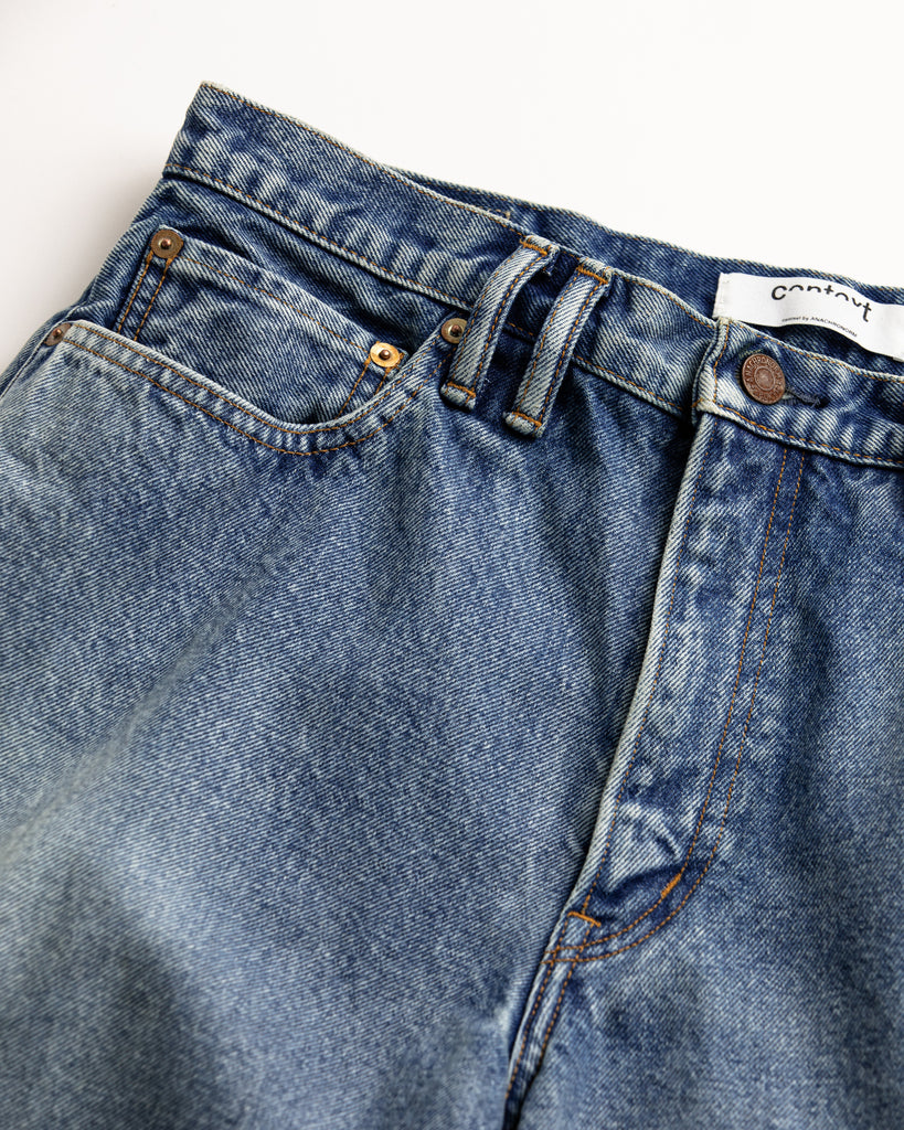 1985年登場のLEVIS 550をベースにリファインしたワイドテーパードパンツ。耳なし移行期の「ハチマル」デニムを再現した14ozの肉厚でフラットな生地を使用しました。10年間のハードな着用を想定した加工により、全体が淡く色落ちしたヴィンテージさながらの表情を追求。空紡糸のドライな質感と、時の流れを感じさせる淡いブルーが魅力の一本です。Wide tapered pants refined from the 1985 LEVIS 550. Crafted from 14oz "Hachimaru" denim with a distinctively flat texture. The "Ten Year" aging finish achieves a heavily faded, light-blue tone with bold wear patterns, replicating a decade of frequent use. 