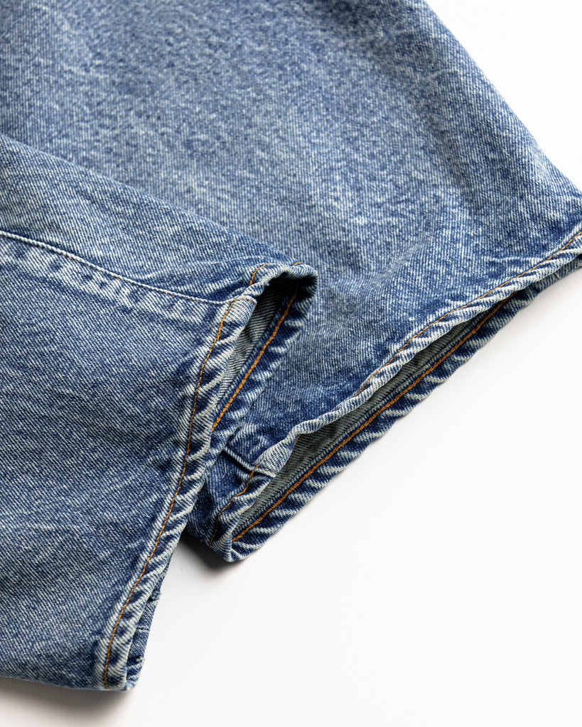 1985年登場のLEVIS 550をベースにリファインしたワイドテーパードパンツ。耳なし移行期の「ハチマル」デニムを再現した14ozの肉厚でフラットな生地を使用しました。10年間のハードな着用を想定した加工により、全体が淡く色落ちしたヴィンテージさながらの表情を追求。空紡糸のドライな質感と、時の流れを感じさせる淡いブルーが魅力の一本です。Wide tapered pants refined from the 1985 LEVIS 550. Crafted from 14oz "Hachimaru" denim with a distinctively flat texture. The "Ten Year" aging finish achieves a heavily faded, light-blue tone with bold wear patterns, replicating a decade of frequent use. 