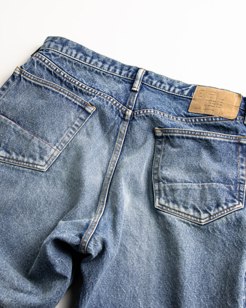 1985年登場のLEVIS 550をベースにリファインしたワイドテーパードパンツ。耳なし移行期の「ハチマル」デニムを再現した14ozの肉厚でフラットな生地を使用しました。10年間のハードな着用を想定した加工により、全体が淡く色落ちしたヴィンテージさながらの表情を追求。空紡糸のドライな質感と、時の流れを感じさせる淡いブルーが魅力の一本です。Wide tapered pants refined from the 1985 LEVIS 550. Crafted from 14oz "Hachimaru" denim with a distinctively flat texture. The "Ten Year" aging finish achieves a heavily faded, light-blue tone with bold wear patterns, replicating a decade of frequent use. 