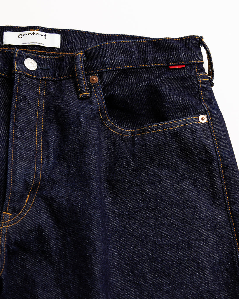 1985年登場のLEVIS 550をベースにリファインしたワイドテーパードパンツ。耳なし移行期の「ハチマル」デニムを再現し、14ozの肉厚でフラットな表情を活かしました。5年間の高頻度な着用を想定した加工により、ダイナミックな色落ちとハードなアタリを表現。80年代の空気感と力強いエイジングが融合した一本です。

Wide tapered pants refined from the 1985 LEVIS 550. Made from 14oz "Hachimaru" denim, reproducing the flat texture of the non-selvedge era. The "Five Year" aging finish delivers heavy fading and bold wear patterns, capturing a rugged, high-frequency use aesthetic. This piece masterfully combines 80s heritage with a powerful, broken-in character.