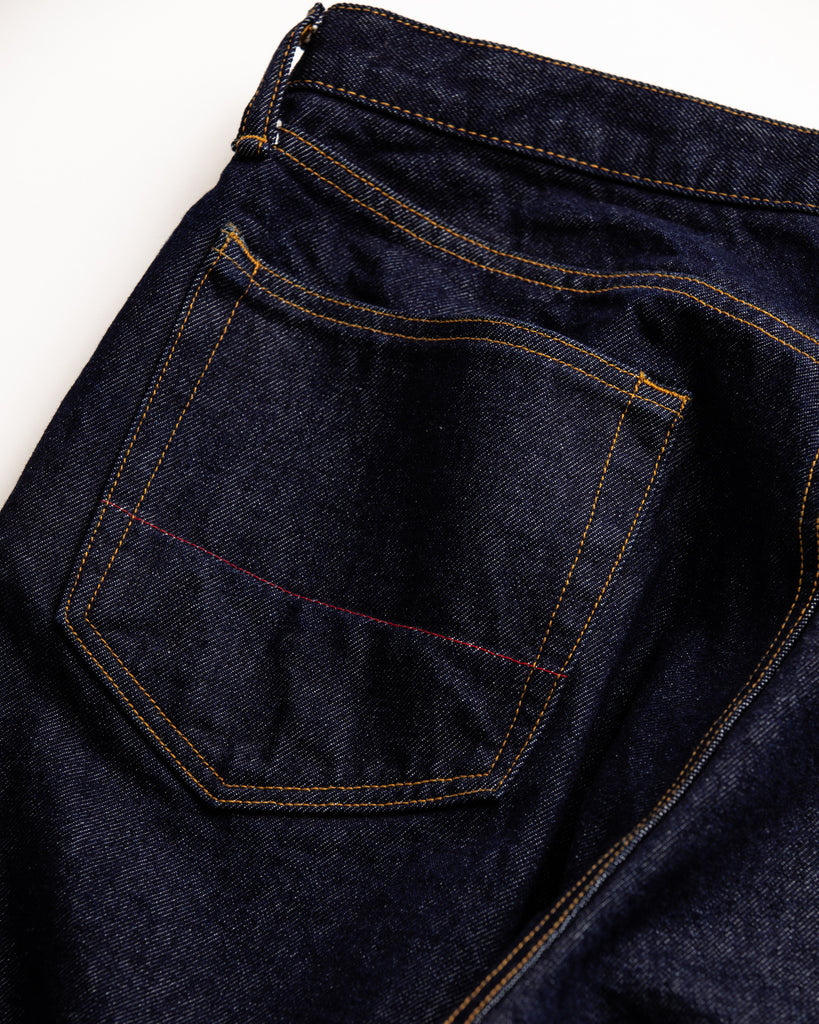 1985年登場のLEVIS 550をベースにリファインしたワイドテーパードパンツ。耳なし移行期の「ハチマル」デニムを再現し、14ozの肉厚でフラットな表情を活かしました。5年間の高頻度な着用を想定した加工により、ダイナミックな色落ちとハードなアタリを表現。80年代の空気感と力強いエイジングが融合した一本です。

Wide tapered pants refined from the 1985 LEVIS 550. Made from 14oz "Hachimaru" denim, reproducing the flat texture of the non-selvedge era. The "Five Year" aging finish delivers heavy fading and bold wear patterns, capturing a rugged, high-frequency use aesthetic. This piece masterfully combines 80s heritage with a powerful, broken-in character.