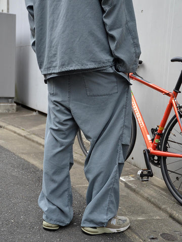 ANACHRONORM ポリエステル ライトウェイト フラップパンツ グレーブルー | 特殊顔料染め タスラン加工 コットンライク 速乾 軽量