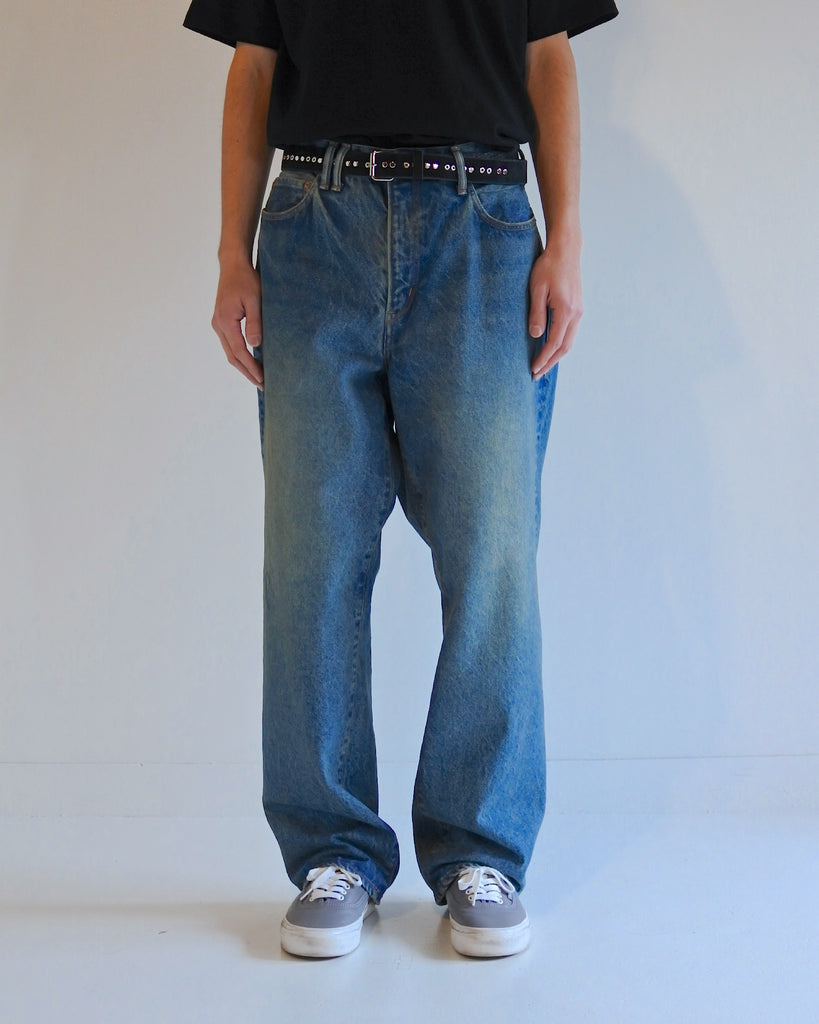 1985年登場のLEVIS 550をベースにリファインしたワイドテーパードパンツ。耳なし移行期の「ハチマル」デニムを再現し、14ozの肉厚でフラットな表情を活かしました。5年間の高頻度な着用を想定した加工により、ダイナミックな色落ちとハードなアタリを表現。80年代の空気感と力強いエイジングが融合した一本です。

Wide tapered pants refined from the 1985 LEVIS 550. Made from 14oz "Hachimaru" denim, reproducing the flat texture of the non-selvedge era. The "Five Year" aging finish delivers heavy fading and bold wear patterns, capturing a rugged, high-frequency use aesthetic. This piece masterfully combines 80s heritage with a powerful, broken-in character.