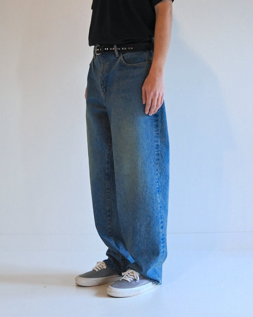 1985年登場のLEVIS 550をベースにリファインしたワイドテーパードパンツ。耳なし移行期の「ハチマル」デニムを再現し、14ozの肉厚でフラットな表情を活かしました。5年間の高頻度な着用を想定した加工により、ダイナミックな色落ちとハードなアタリを表現。80年代の空気感と力強いエイジングが融合した一本です。

Wide tapered pants refined from the 1985 LEVIS 550. Made from 14oz "Hachimaru" denim, reproducing the flat texture of the non-selvedge era. The "Five Year" aging finish delivers heavy fading and bold wear patterns, capturing a rugged, high-frequency use aesthetic. This piece masterfully combines 80s heritage with a powerful, broken-in character.