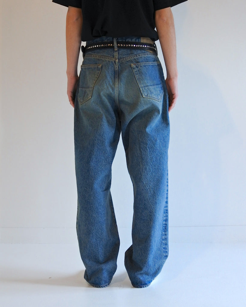 1985年登場のLEVIS 550をベースにリファインしたワイドテーパードパンツ。耳なし移行期の「ハチマル」デニムを再現し、14ozの肉厚でフラットな表情を活かしました。5年間の高頻度な着用を想定した加工により、ダイナミックな色落ちとハードなアタリを表現。80年代の空気感と力強いエイジングが融合した一本です。

Wide tapered pants refined from the 1985 LEVIS 550. Made from 14oz "Hachimaru" denim, reproducing the flat texture of the non-selvedge era. The "Five Year" aging finish delivers heavy fading and bold wear patterns, capturing a rugged, high-frequency use aesthetic. This piece masterfully combines 80s heritage with a powerful, broken-in character.