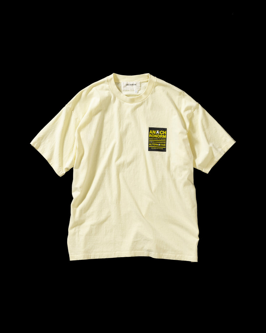 ANACHRONORM ステッカーモチーフ プリント ショートスリーブTシャツ ベージュ | ステイフレッシュコットン 抗菌防臭 抗ウイルス ワンウォッシュ 音楽グループ