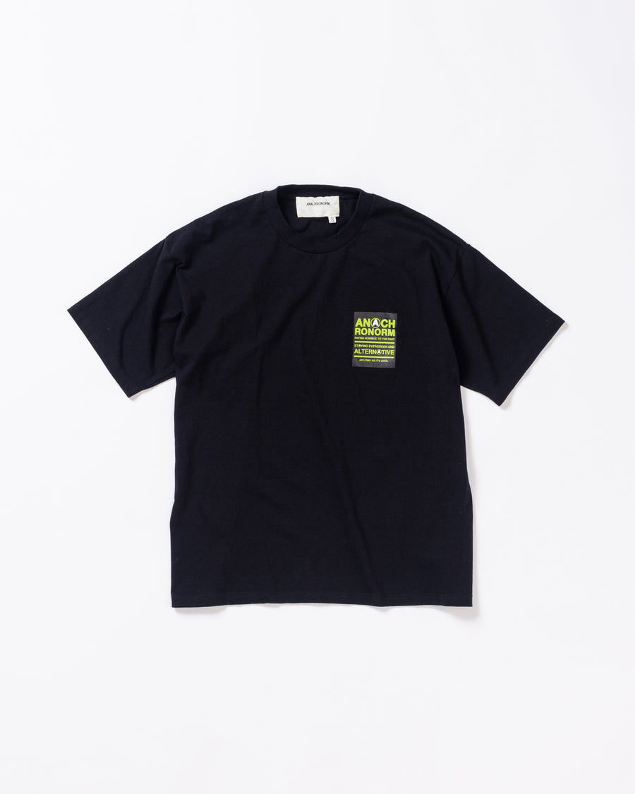 ANACHRONORM ステッカーモチーフ プリント ショートスリーブTシャツ ブラック | ステイフレッシュコットン 抗菌防臭 抗ウイルス ワンウォッシュ 音楽グループ 