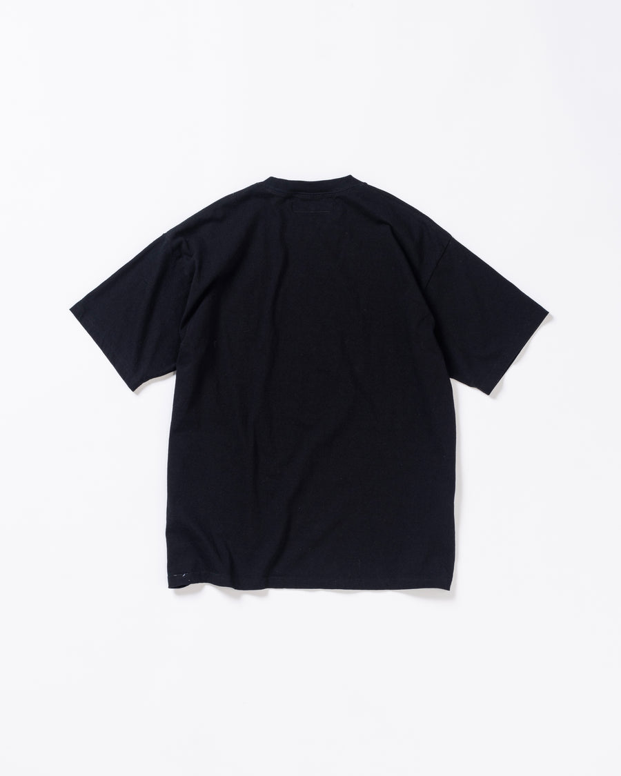 ANACHRONORM ステッカーモチーフ プリント ショートスリーブTシャツ ブラック | ステイフレッシュコットン 抗菌防臭 抗ウイルス ワンウォッシュ 音楽グループ 