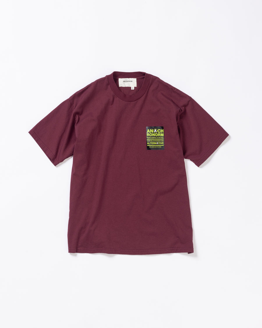 ANACHRONORM ステッカーモチーフ プリント ショートスリーブTシャツ バーガンディ | ステイフレッシュコットン 抗菌防臭 抗ウイルス ワンウォッシュ 音楽グループ