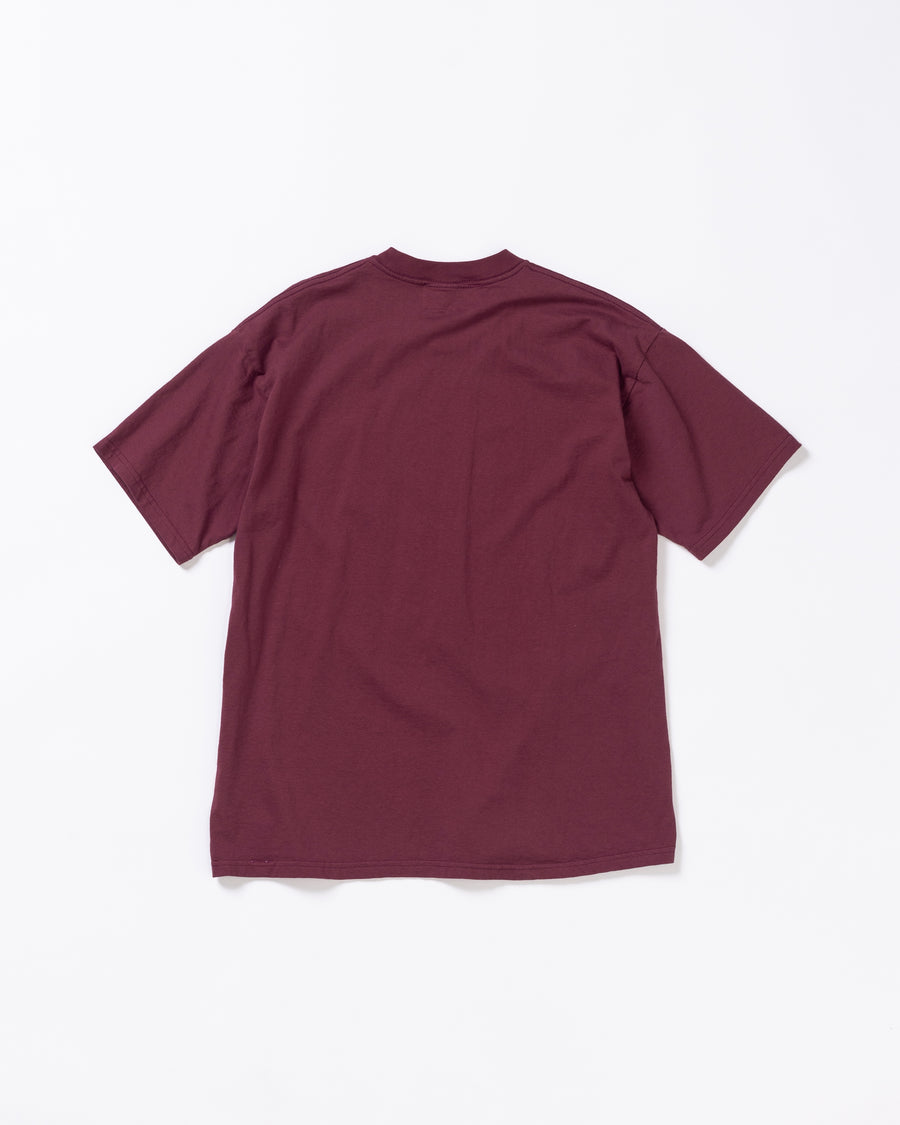 ANACHRONORM ステッカーモチーフ プリント ショートスリーブTシャツ バーガンディ | ステイフレッシュコットン 抗菌防臭 抗ウイルス ワンウォッシュ 音楽グループ