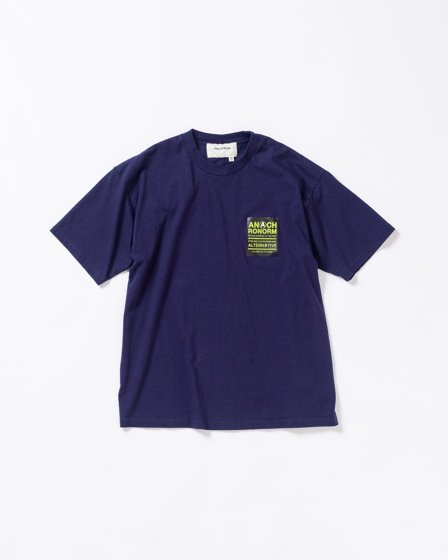 ANACHRONORM ステッカーモチーフ プリント ショートスリーブTシャツ ネイビー | ステイフレッシュコットン 抗菌防臭 抗ウイルス ワンウォッシュ 音楽グループ