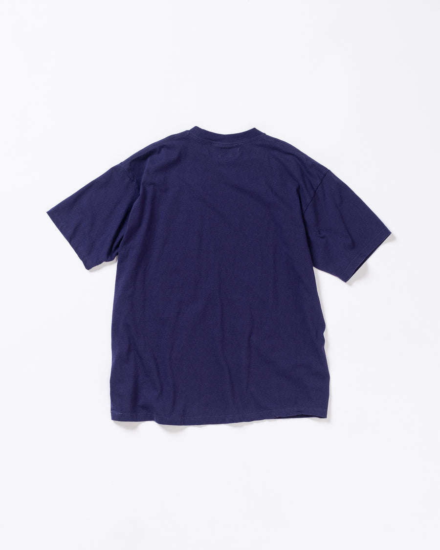 ANACHRONORM ステッカーモチーフ プリント ショートスリーブTシャツ ネイビー | ステイフレッシュコットン 抗菌防臭 抗ウイルス ワンウォッシュ 音楽グループ