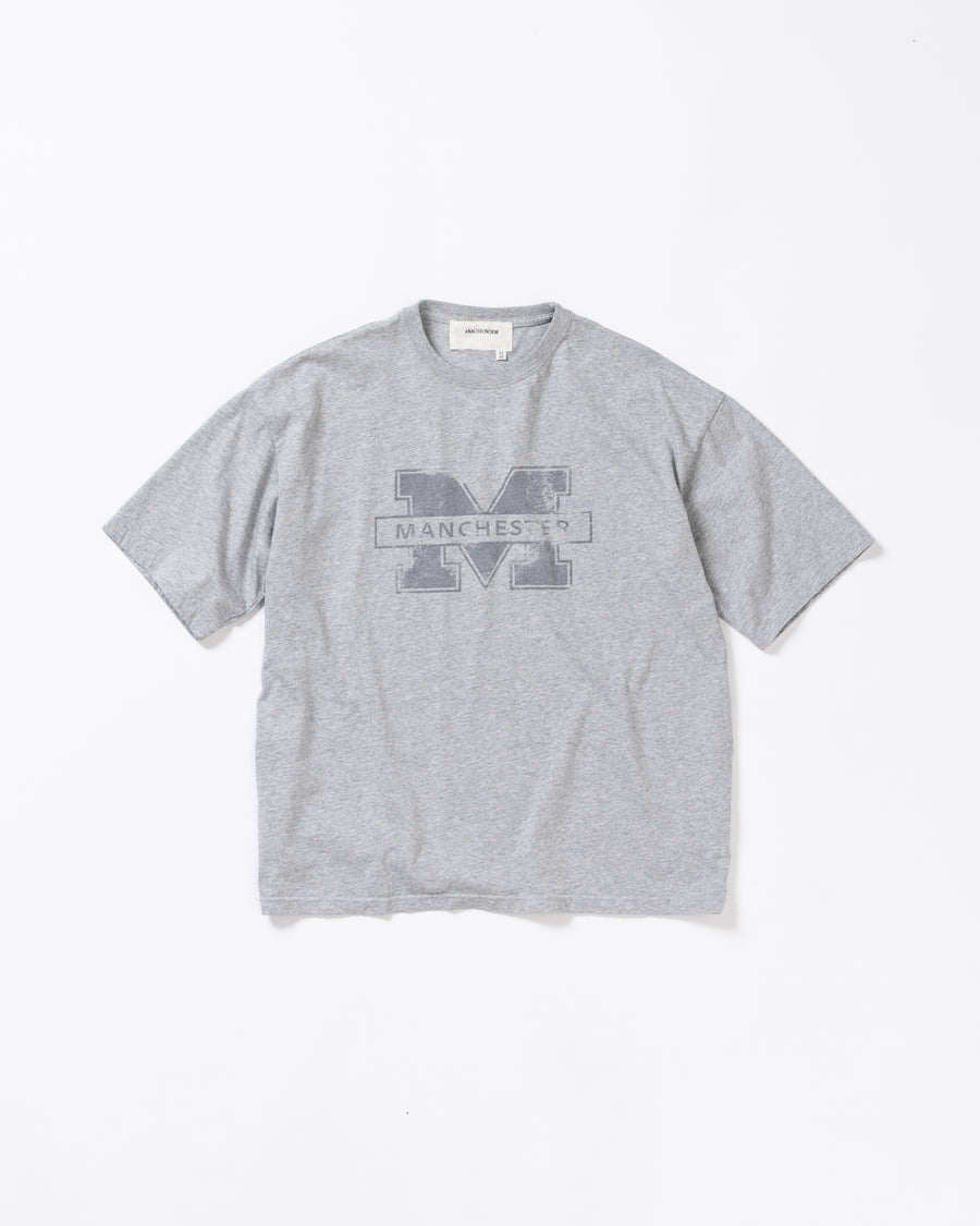 ANACHRONORM マンチェスター プリント ショートスリーブTシャツ アッシュグレー | 5.6oz 天竺 ヘビーウェイト ワンウォッシュ グラデーションプリント 90sカルチャー