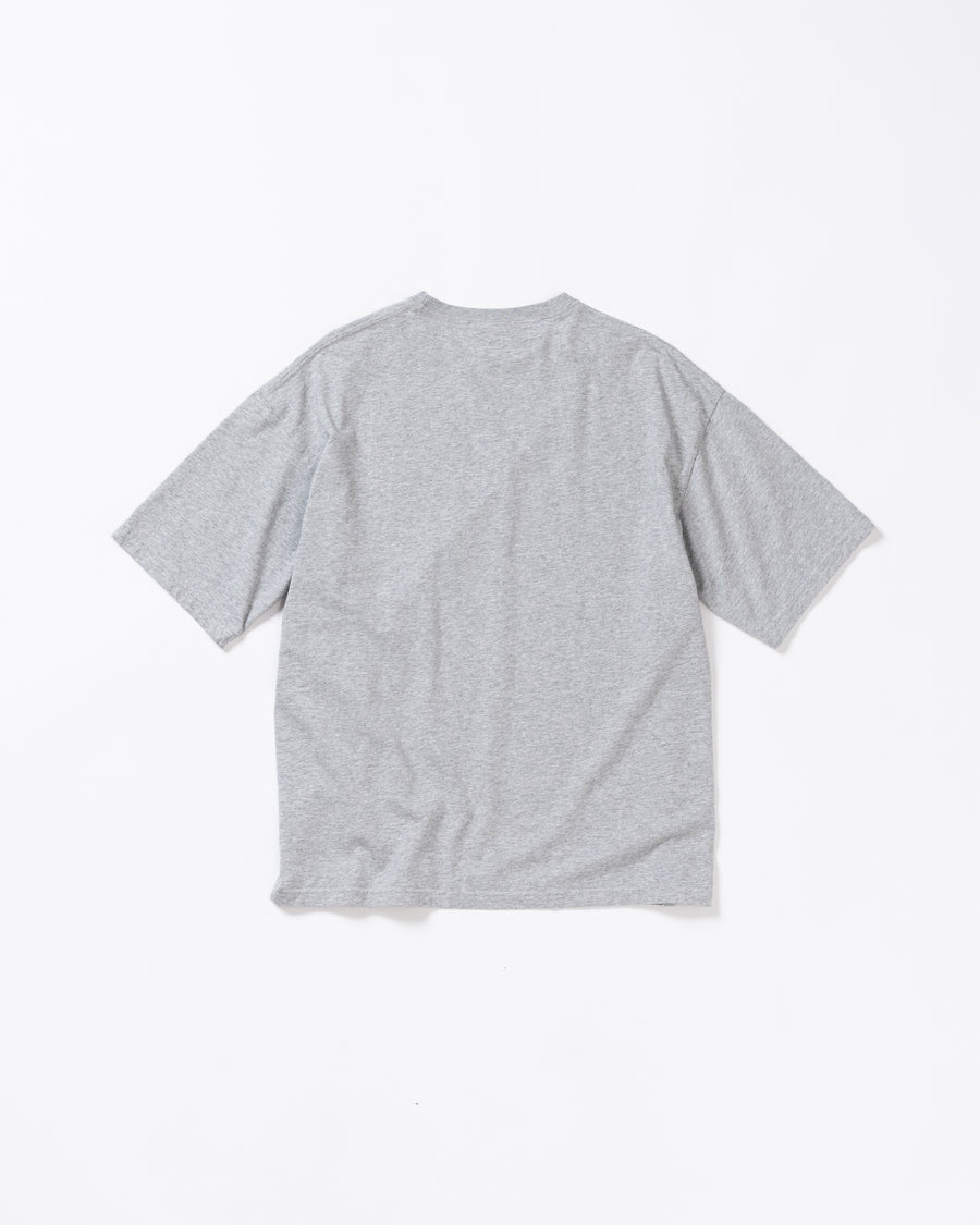 ANACHRONORM マンチェスター プリント ショートスリーブTシャツ アッシュグレー | 5.6oz 天竺 ヘビーウェイト ワンウォッシュ グラデーションプリント 90sカルチャー