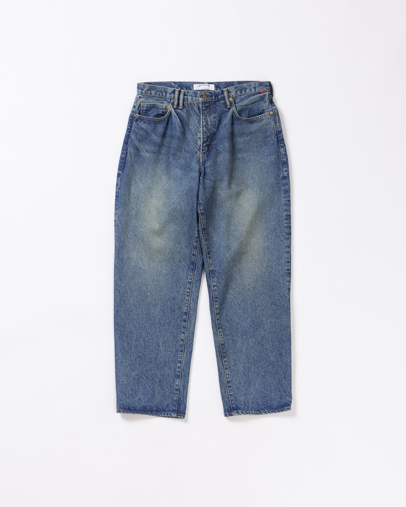 1985年登場のLEVIS 550をベースにリファインしたワイドテーパードパンツ。耳なし移行期の「ハチマル」デニムを再現し、14ozの肉厚でフラットな表情を活かしました。5年間の高頻度な着用を想定した加工により、ダイナミックな色落ちとハードなアタリを表現。80年代の空気感と力強いエイジングが融合した一本です。

Wide tapered pants refined from the 1985 LEVIS 550. Made from 14oz "Hachimaru" denim, reproducing the flat texture of the non-selvedge era. The "Five Year" aging finish delivers heavy fading and bold wear patterns, capturing a rugged, high-frequency use aesthetic. This piece masterfully combines 80s heritage with a powerful, broken-in character.