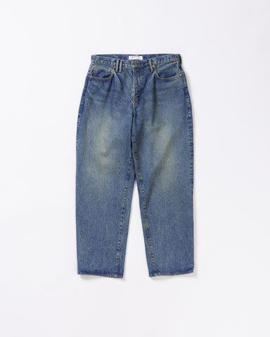1985年登場のLEVIS 550をベースに、現代的にリファインしたワイドテーパードの5Pパンツ。耳なし移行期の「ハチマル」デニムを忠実に再現し、あえてムラを抑えたフラットな表情が特徴です。14ozのしっかりとした肉感と空紡糸特有のドライな質感を、ワンウォッシュで仕上げたクリーンかつタフな一本です。

Wide tapered 5P pants refined from the classic 1985 LEVIS 550. The 14oz "Hachimaru" denim reproduces the era's transition to non-selvedge fabric, offering a distinctively flat texture compared to earlier slubby vintages. This one-wash edition highlights the dry touch of open-end yarn and a sturdy weight, blending 80s heritage with modern style.